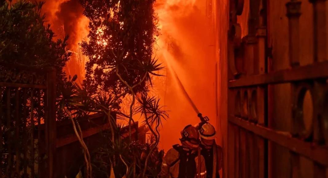 Los Angeles'ta yangın felaketi: Hollywood yıldızlarının yaşadığı bölgede 30 bin kişi tahliye edildi 6